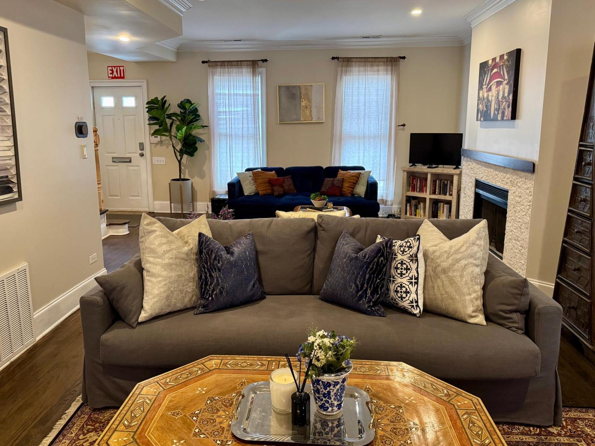 3 Bedroom Spacious Home In Ideal Location W Free Parking Back Yard Pets Welcome Chicago Dış mekan fotoğraf